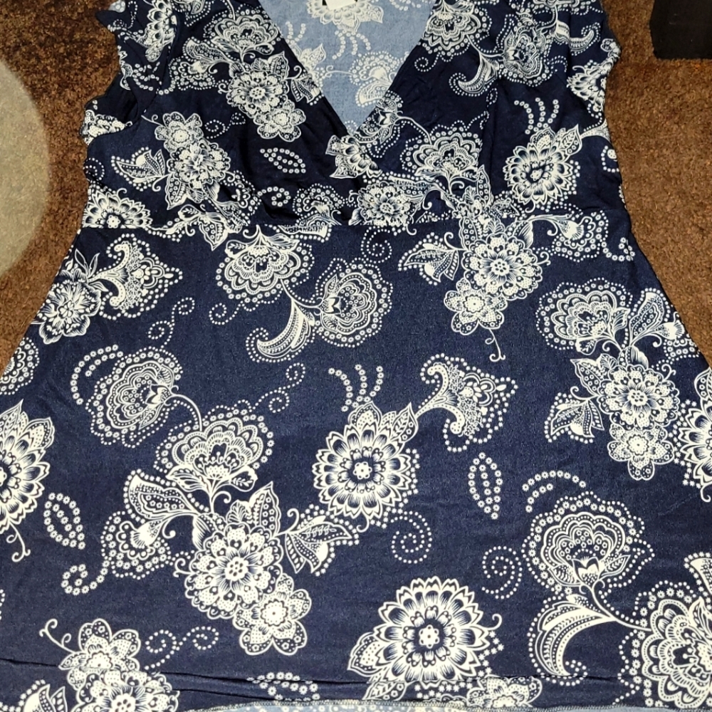 Short sleeve black and white blouse